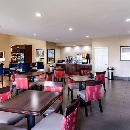 Comfort Suites University Lincoln Exterior photo